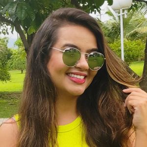 Modelo com Óculos Solar feminino RB69002