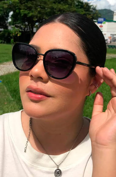 Modelo com Óculos Solar feminino RUBY MP9161
