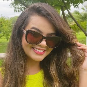 Modelo com Óculos Solar feminino Style ZH2348