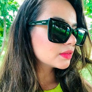 Modelo com Óculos Solar feminino Style ZH2356