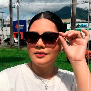 Modelo com Óculos de Sol feminino STYLE ZH2317