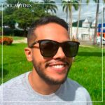 modelo com óculos de sol masculino FA8116