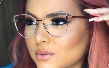 modelo com armação de grau feminina