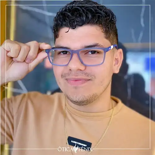 modelo com armação de óculos masculino azul no acetato
