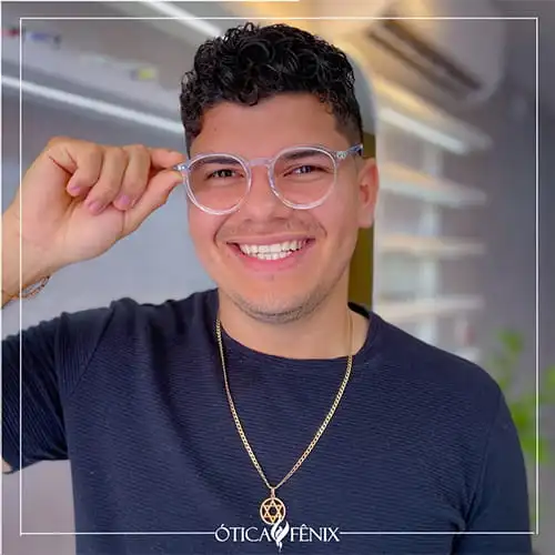 modelo com armação de óculos masculino transparente no acetato