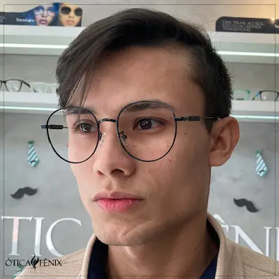 Cliente usando armação masculina de metal — Ótica Fênix Maracanaú