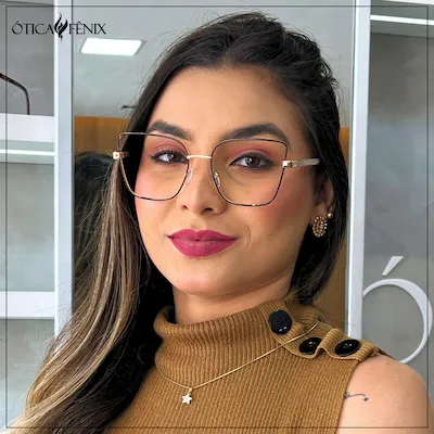 Cliente com óculos de lentes Transitions — Ótica Fênix Maracanaú