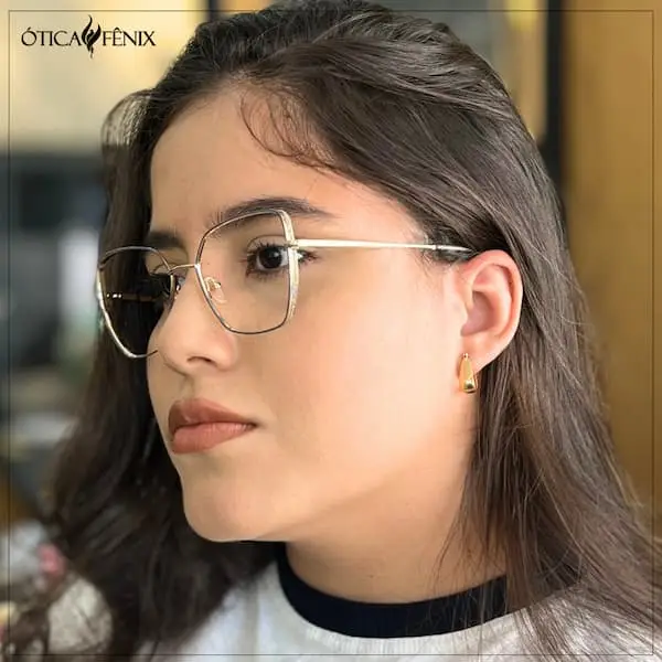 Cliente usando armação de metal feminina — Ótica Fênix Maracanaú